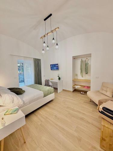 ヴィーコ・エクエンセにあるCasa Fortuna, Costiera Sorrentinaの広いベッドルーム(ベッド1台、ソファ付)