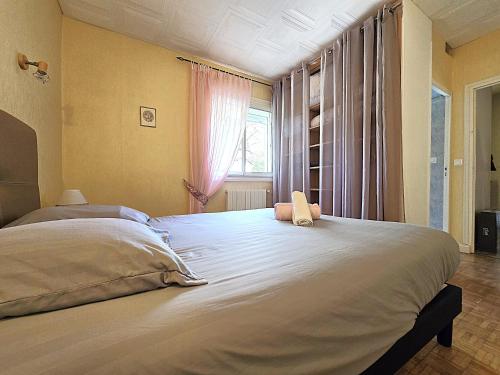Postel nebo postele na pokoji v ubytování L'échappée du Canal - Piscine - Cheminée - Clim - Parking privé gratuit - 8 personnes - 3 chambres - Parc