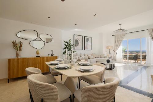 Apartment, with large private terrace and panoramic sea views, in Elviria Hills, Marbella