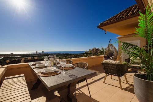 Apartment, with large private terrace and panoramic sea views, in Elviria Hills, Marbella