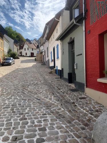 a cobble stone street in a town with buildings at La Gavroche - Gîte in Montreuil-sur-Mer