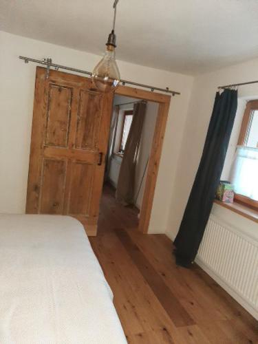 StockachにあるFerienwohnung Alpenblumeの木製のドア付きの部屋、ベッド付きの部屋