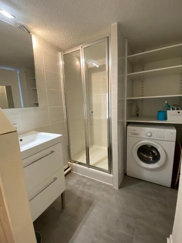 a bathroom with a washing machine and a washer at Vieux Boucau, Appartement 4 personnes, 2 chambres et Terrasse in Vieux-Boucau-les-Bains