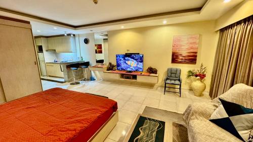 un soggiorno con un letto e una cucina di View talay 6 Pattaya by Starry Sky a Centro di Pattaya