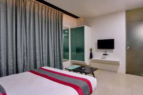 Una televisión o centro de entretenimiento en K Tree Boutique Hotel, Kolhapur