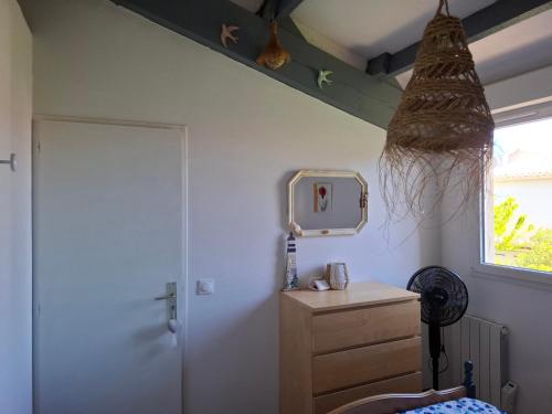 Cette chambre comprend une porte et un miroir mural. dans l'établissement saint cyprien plage, à Saint-Cyprien
