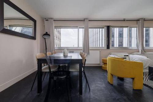 Giường trong phòng chung tại Damiers - La Defense 5BDR