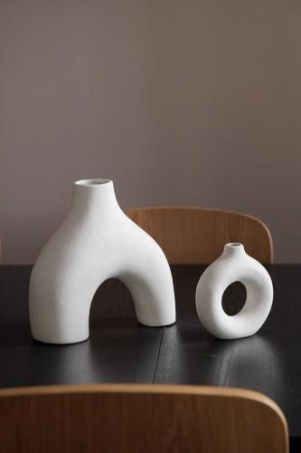deux vases blancs assis au-dessus d'une table dans l'établissement Damiers - La Defense 5BDR, à Courbevoie