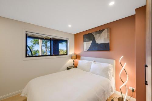KoolewongにあるPrime Ocean Villa Floor-Ceiling & Sunrise Terraceの白いベッドと窓のある寝室