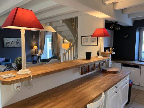 d'une cuisine avec un comptoir et deux lampes. dans l'établissement Maison avec piscine 4 chambres 8 couchages, à Agris