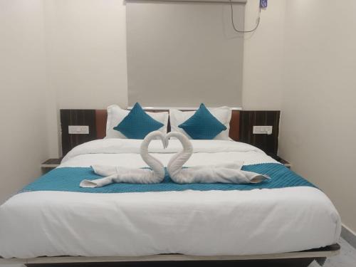 Una cama o camas en una habitación de Hotel Kingston