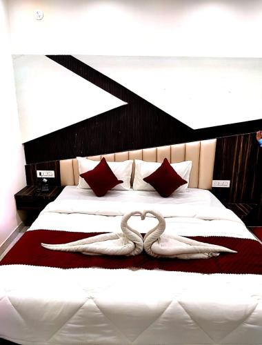 Una cama o camas en una habitación de Hotel Kingston