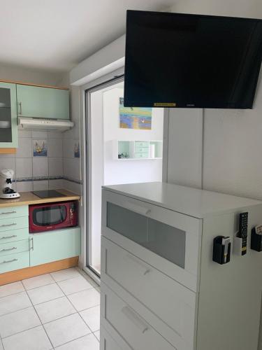 une cuisine avec un comptoir avec un micro-ondes dans l'établissement Les flots bleus Beach Parking, à Palavas-les-Flots