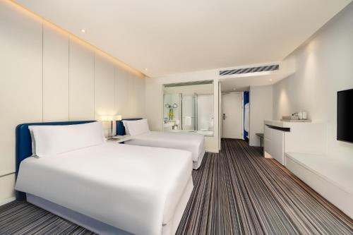 Ένα ή περισσότερα κρεβάτια σε δωμάτιο στο Grand Mercure Shanghai Century Park- Free Shuttle Bus to SNIEC