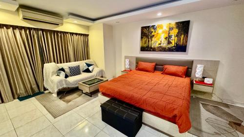 una camera da letto con un letto e una sedia di View talay 6 Pattaya by Starry Sky a Centro di Pattaya