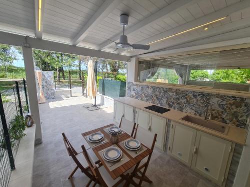 cocina con mesa y sillas en el patio en Casa del Mare - Riviera dei Tramonti - 150 mt dalla spiaggia, en Fronte Aguglieri