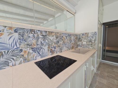 baño con lavabo y pared de azulejos en Casa del Mare - Riviera dei Tramonti - 150 mt dalla spiaggia, en Fronte Aguglieri