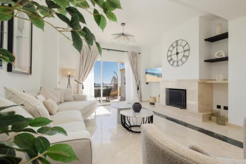 Apartment, with large private terrace and panoramic sea views, in Elviria Hills, Marbella