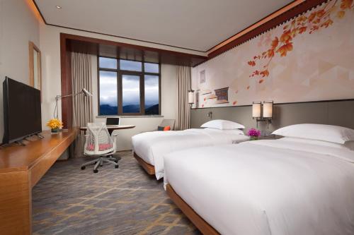 Postel nebo postele na pokoji v ubytování Hilton Garden Inn Shangri-La