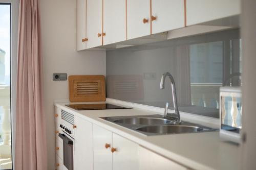 Kuchyň nebo kuchyňský kout v ubytování Apartamentos Dominique
