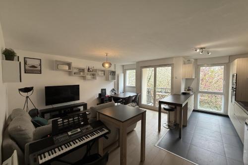 - un salon avec un canapé et un clavier dans l'établissement 2-bedroom apartment - near park, à Issy-les-Moulineaux