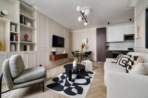 - un salon avec un canapé, une chaise et une table dans l'établissement Rousselet - Amazing Parisian Flat in the 7th, à Paris
