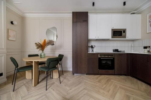une cuisine avec une table et des chaises dans une pièce dans l'établissement Rousselet - Amazing Parisian Flat in the 7th, à Paris