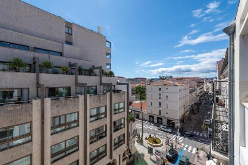 une vue d'une ville depuis un bâtiment dans l'établissement Bright Apartment in the Heart of Cannes, à Cannes