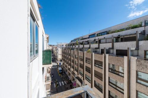 une vue aérienne d'une rue de la ville avec des bâtiments dans l'établissement Bright Apartment in the Heart of Cannes, à Cannes