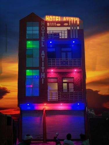 Un hotel de noche con luces de colores. en Hotel Atithi, en Jhinjhak