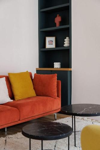 un salon avec un canapé et une table dans l'établissement 8 Joubert - 3BDR Galeries Lafayette, à Paris