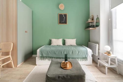 une chambre avec un lit et un canapé dans l'établissement 11 Joubert - Joli studio 1PAX Galeries Lafayette, à Paris