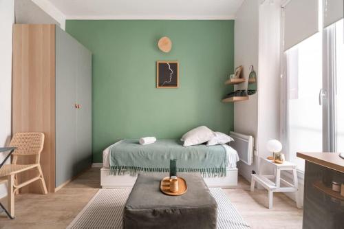 une chambre avec un lit et une table dedans dans l'établissement 11 Joubert - Joli studio 1PAX Galeries Lafayette, à Paris