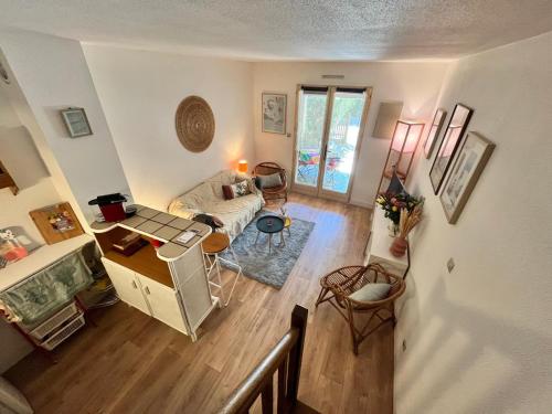 Elle offre une vue sur le salon. dans l'établissement Joli Mazet, T2-3 proche centre ville, à Sainte-Maxime