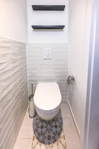 a bathroom with a white toilet in a room at Cozy Lofts Next To Berliner Wall in Berlin