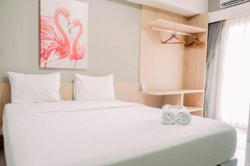 当格浪Comfort 2BR at 3rd Floor Baileys Apartment By Travelio的房间里有两张床，还有粉色火烈鸟