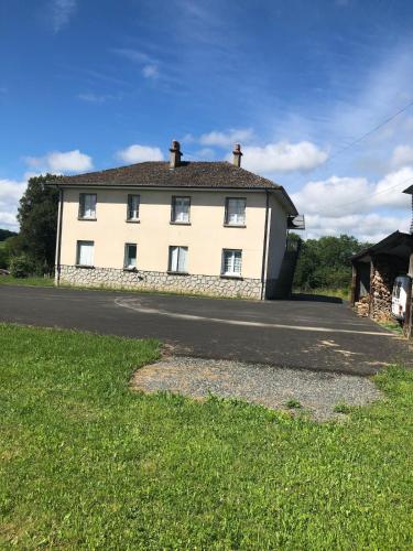 une grande maison blanche sur le côté d'une route dans l'établissement Location saisonnière, à Saint-Gérons