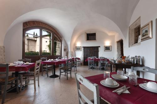 una sala da pranzo con tavoli e sedie rossi di Corte Castello a Affi