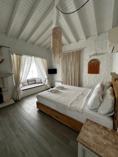Ένα ή περισσότερα κρεβάτια σε δωμάτιο στο Boreas Otel Alaçatı
