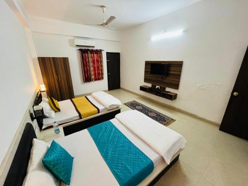 Кровать или кровати в номере Hotel Kirti palace