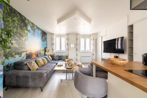 a living room with a couch and a table at Casa Inca Calais - Duplex Soleil Latino - Parking Free, Station in Calais