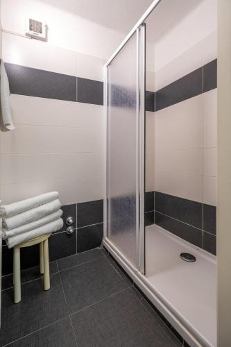 a shower in a bathroom with black and white stripes at Hotel Principe in Sanremo