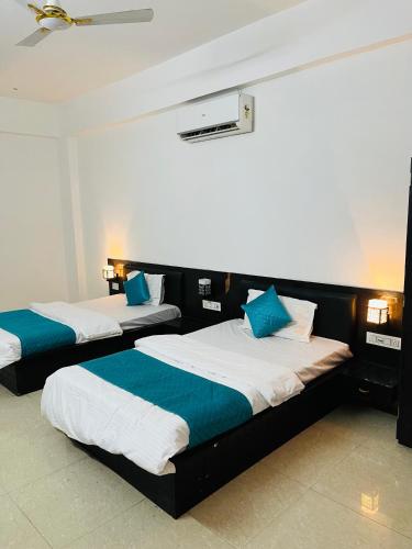 Кровать или кровати в номере Hotel Kirti palace