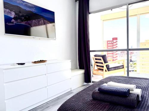 Cozy Apartment with Sea and Mountain Views in Benidorm