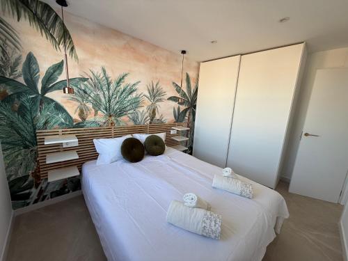 ein Schlafzimmer mit einem weißen Bett mit Handtüchern darauf in der Unterkunft Vista Mar in San Pedro del Pinatar