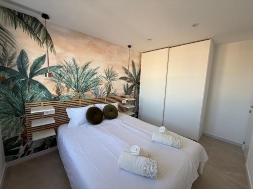 ein Schlafzimmer mit einem weißen Bett mit zwei Kissen darauf in der Unterkunft Vista Mar in San Pedro del Pinatar