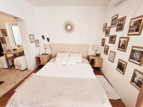 Ένα ή περισσότερα κρεβάτια σε δωμάτιο στο Apartments Nikčević