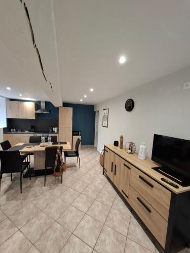 un salon avec une cuisine et une salle à manger dans l'établissement La petite maison dans la prairie, à Plélan-le-Grand