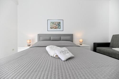 En eller flere senge i et værelse på Apartments Martom 1