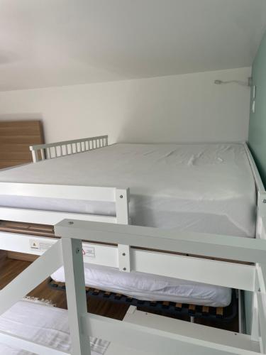 Ce lit superposé blanc se trouve dans un dortoir. dans l'établissement Je m'y plais, à Sainte-Marguerite